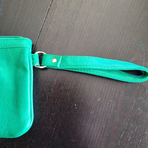 Bungalow 360 Green Vegan Whale Leather Clutch Wristlet Purse Gorgeous Like New - Picture 8 of 8